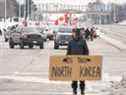 Mardi, des manifestants anti-vaccins bloquent la route quittant le passage frontalier du pont Ambassador, à Windsor, en Ontario.