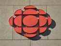 Une vue du logo actuel de CBC au centre-ville d'Edmonton.  Le mardi 11 septembre 2018, à Edmonton, Alberta, Canada.  (Photo par Artur Widak/NurPhoto)PAS D'UTILISATION FRANCE ORG XMIT : widak-business180911_npNGX