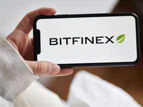 Le logo Bitfinex sur un smartphone.
