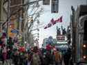 Des gens se sont rassemblés au centre-ville d'Ottawa lors de la manifestation du Freedom Convoy, le dimanche 6 février 2022. 