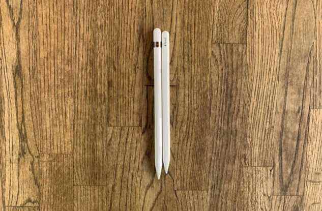 Les crayons Apple de première génération (à gauche) et de deuxième génération (à droite).  Le premier est destiné à l'iPad de base et aux anciens iPad Airs et Minis.