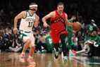 Goran Dragic des Raptors de Toronto dribble contre Payton Pritchard des Celtics de Boston plus tôt cette saison.