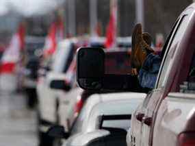Des véhicules bloquent la route menant du pont Ambassador, reliant Detroit et Windsor, alors que les camionneurs et leurs partisans continuent de protester contre les mandats de vaccination contre la COVID-19, à Windsor, en Ontario, le 9 février 2022.