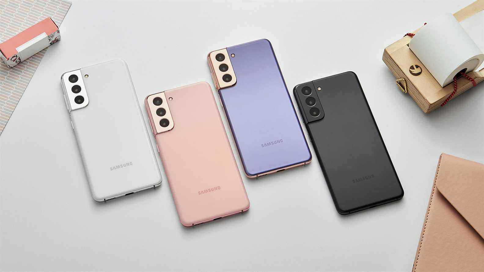 La série de téléphones Samsung Galaxy S21 face vers le bas.