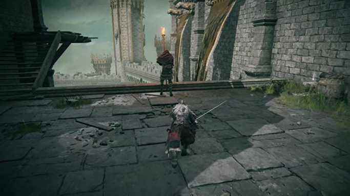 Le joueur, accroupi, approche un ennemi par derrière dans Elden Ring.