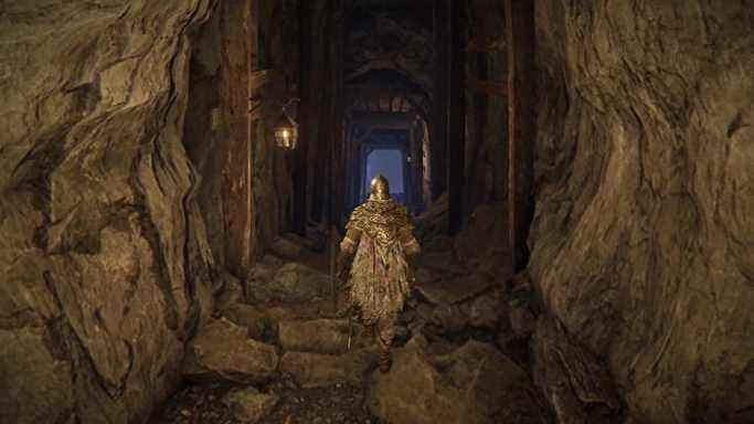 Une capture d'écran d'Elden Ring qui montre le joueur se promenant prudemment dans un tunnel souterrain.