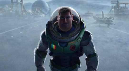 L'affiche et les images de Lightyear taquinent davantage les débuts de Chris Evans en tant que bien-aimé Space Ranger
