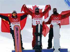 Yiming Su d'Équipe Chine remporte la médaille d'argent, Max Parrot d'Équipe Canada remporte la médaille d'or, Mark Mcmorris d'Équipe Canada remporte la médaille de bronze.