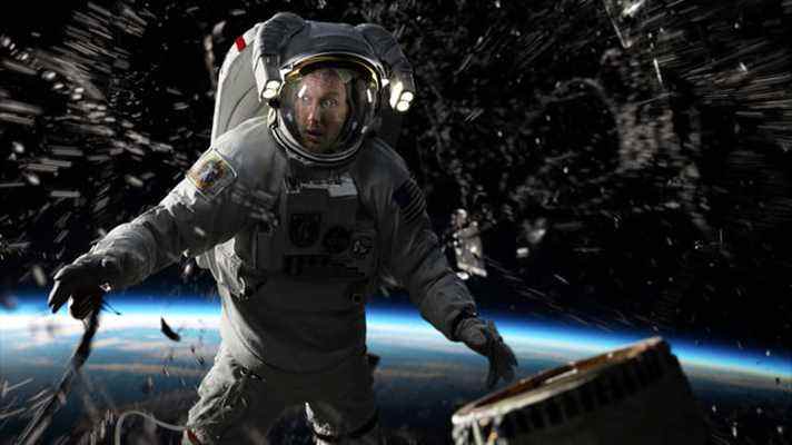 Patrick Wilson flotte dans l'espace dans une combinaison d'astronaute dans une scène de Moonfall.