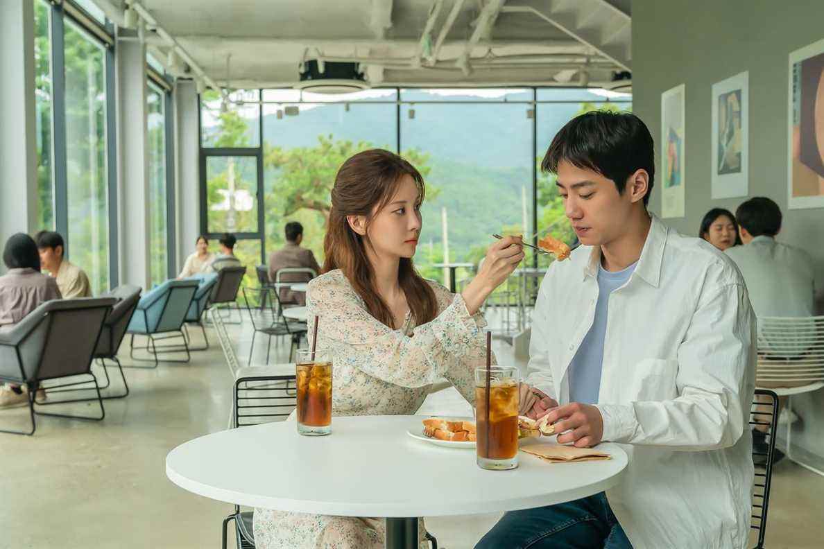 (De gauche à droite) Seo Hyun dans le rôle de Jung Ji-woo, Lee Jun-young dans le rôle de Jung Ji-hoo dans Love and Leashes.