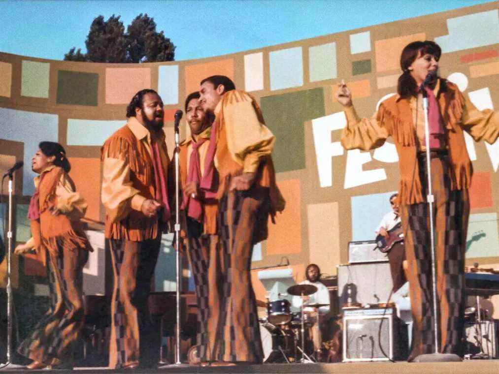 The Fifth Dimension se produisant au Harlem Cultural Festival en 1969, dans le documentaire 