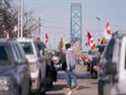 Des manifestants du mandat COVID-19 bloquent la route au poste frontière du pont Ambassador avec les États-Unis à Windsor, en Ontario, le 9 février 2022. 