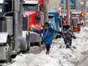Des enfants jouent sur des bancs de neige alors que des camionneurs et leurs partisans continuent de protester contre les mandats de vaccination contre la maladie à coronavirus (COVID-19), à Ottawa, Ontario, Canada, le 8 février 2022.  