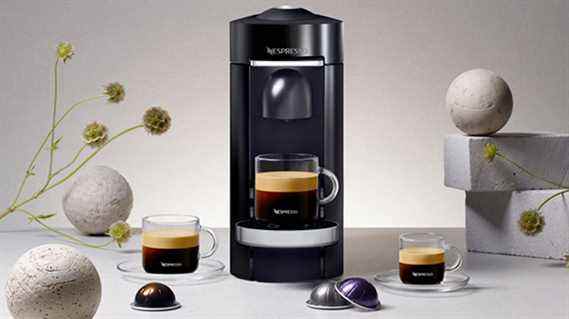 La Nespresso Vertuo Plus entourée de café et de capsules Vertuo