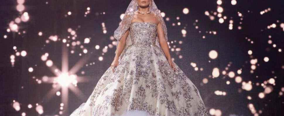 La robe de mariée "Marry Me" de Jennifer Lopez pesait 95 livres - et il fallait cinq personnes pour la faire compresser