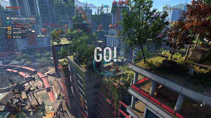 Le joueur regarde vers le bas une scène de toit urbain herbeux dans Dying Light 2