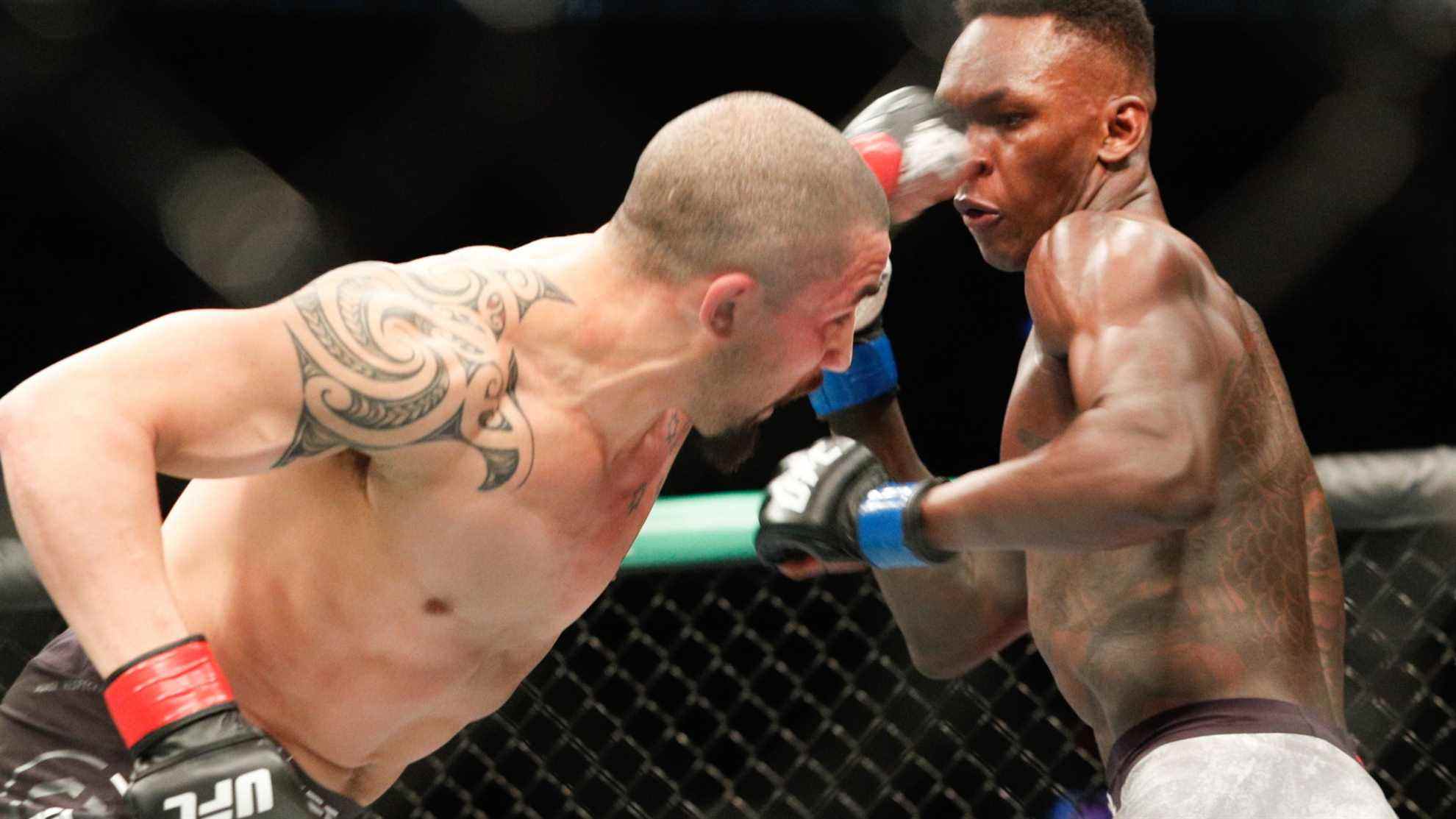 Robert Whittaker frappe Israel Adesanya à l'UFC 243