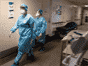 Des infirmières font des rondes à l'intérieur de l'unité COVID-19 d'un hôpital de Montréal, le 16 février 2021.