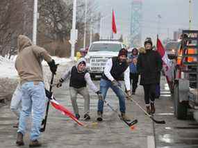 Des manifestants anti-mandat jouent au hockey sur route dans une voie de Huron Church Road en direction sud le lundi 7 février 2022.