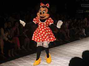 Un artiste déguisé en Minnie Mouse se produit lors d'un spectacle intitulé 