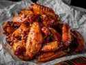 Les ailes de poulet seront mangées à la tonne le dimanche du Super Bowl dans toutes sortes de bars de Toronto.  Ils sont heureux de pouvoir dîner en personne cette année.