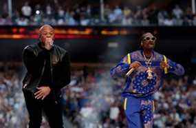 Le Dr Dre et Snoop Dogg se produisent pendant le spectacle de la mi-temps.  MIKE SEGAR/REUTERS