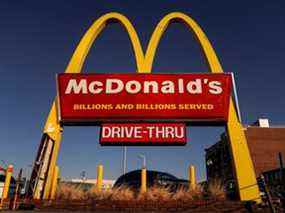 Le logo du restaurant McDonald's est visible lorsque McDonald's Corp. publie ses résultats du quatrième trimestre, à Arlington, Virginie, États-Unis, le 27 janvier 2022.