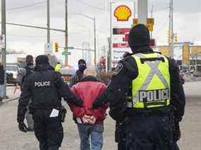 Un manifestant est arrêté par la police dimanche à Windsor, en Ontario.