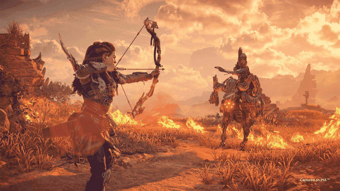 Aloy avec son arc et sa flèche tirés vers l'arrière, visant un guerrier Tenakth chevauchant un chargeur, à Horizon Forbidden West