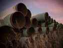Des kilomètres de tuyaux inutilisés, préparés pour le pipeline Keystone XL, reposent sur un terrain le 14 octobre 2014 à l'extérieur de Gascoyne, dans le Dakota du Nord. 