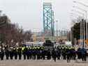 La police se rassemble pour dégager les manifestants contre les mandats de vaccination COVID-19 qui ont bloqué l'entrée du pont Ambassador à Windsor, en Ontario, dimanche.