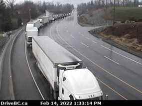Une longue file de camions est vue sur une caméra routière au passage à niveau d'Aldergrove à l'est de Vancouver lundi après-midi.