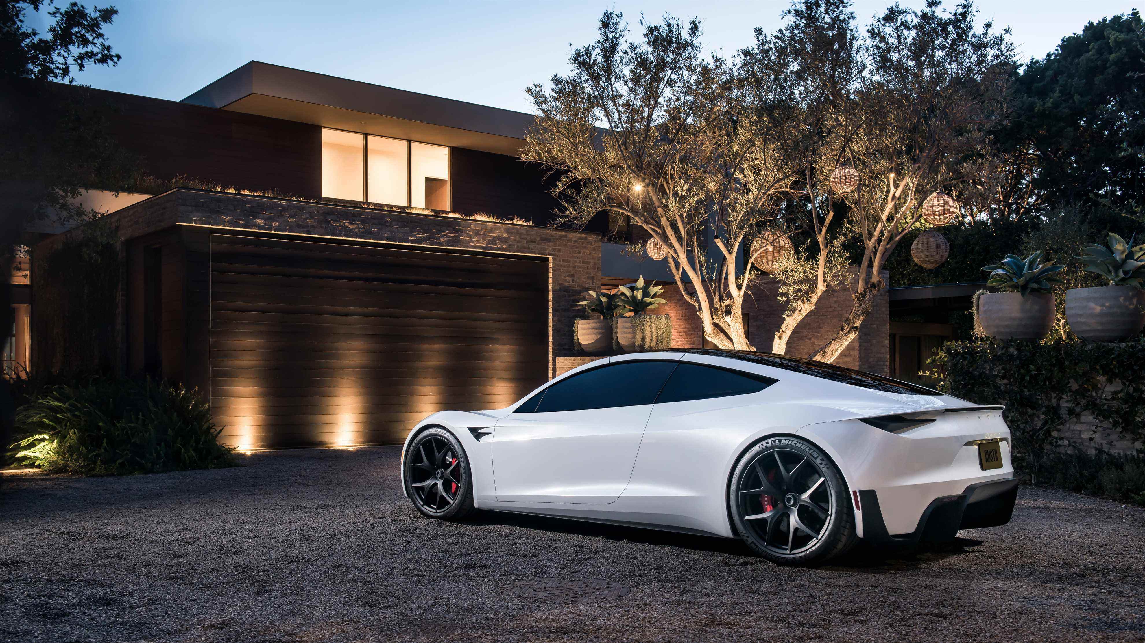 Tesla Roadster 2022 garée dans une allée