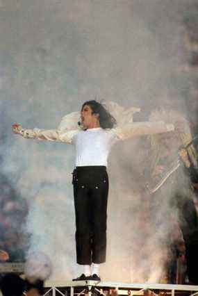 Michael Jackson se produit lors de la mi-temps du Super Bowl XXVII à Pasadena, en Californie.