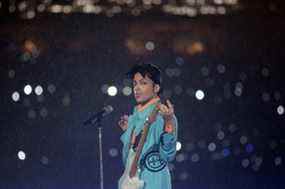 Prince se produit à la mi-temps du Super Bowl XLI à Miami entre les Bears de Chicago et les Colts d'Indianapolis.