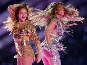 Les chanteuses Shakira et Jennifer Lopez se produisent lors du spectacle de mi-temps Pepsi Super Bowl LIV au Hard Rock Stadium le 2 février 2020 à Miami, en Floride.