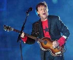 Paul McCartney se produit au Super Bowl XXXIX.