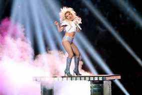 Lady Gaga se produit sur scène lors du Pepsi Zero Sugar Super Bowl LI Halftime Show au NRG Stadium le 5 février 2017 à Houston.