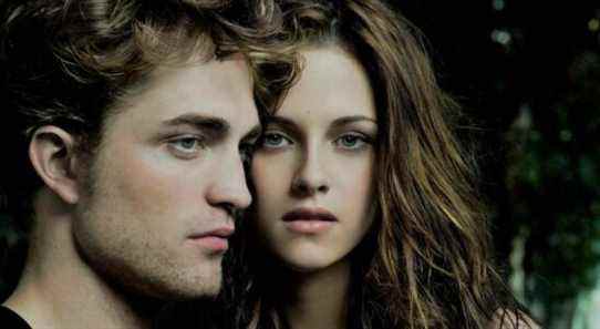 Robert Pattinson dit qu'il n'est pas d'accord avec le fait que le studio rende Twilight "moins emo"