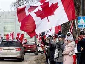 Les partisans du convoi de rucker protestent contre les mesures de santé COVID-19 à l'Assemblée législative de l'Alberta à Edmonton, samedi.