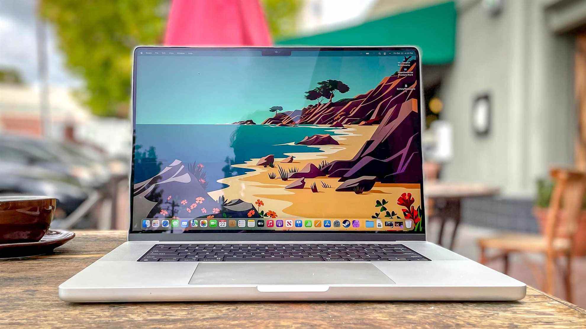 MacBook Pro 2021 (16 pouces) sur une table de terrasse