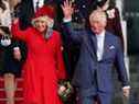 Le prince britannique Charles et Camilla, duchesse de Cornouailles, partent après avoir assisté à la cérémonie d'ouverture de la sixième session du Senedd à Cardiff, Pays de Galles, le 14 octobre 2021.