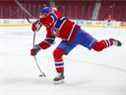 Nick Suzuki des Canadiens de Montréal tire sur le gardien des Flyers de Philadelphie Carter Hart à Montréal le 16 décembre 2021.