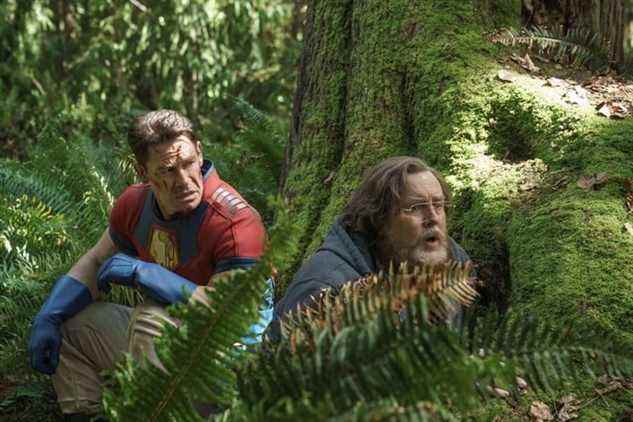 John Cena et Steve Agee se cachent dans la forêt dans une scène de Peacemaker.