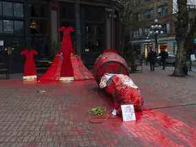 Statue de Gassy Jack dans les rues Carrall et Water à Vancouver le 14 février 2022, après avoir été démolie et vandalisée lors de la Marche commémorative des femmes.