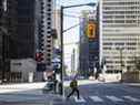 Un piéton traverse Bay Street dans le quartier financier de Toronto.
