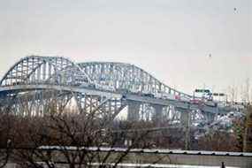 Les camions sur le pont Bluewater attendent d'entrer au Canada à Sarnia, Ontario, Canada, après avoir été forcés de prendre presque tout le trafic de camions entre l'Ontario et le Michigan après que des manifestants ont bloqué le pont Ambassador.
