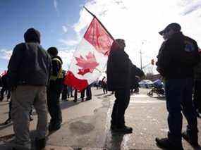Des manifestants bloquent la chaussée au passage frontalier du pont Ambassador, à Windsor, en Ontario, le 9 février 2022.