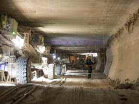 Un employé de Nutrien élimine de la potasse en vrac dans un puits de mine en Saskatchewan.
