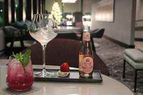 Les clients du restaurant de l'hôtel peuvent personnaliser leurs propres cocktails gin tonic.  IAN SHANTZ/SOLEIL DE TORONTO